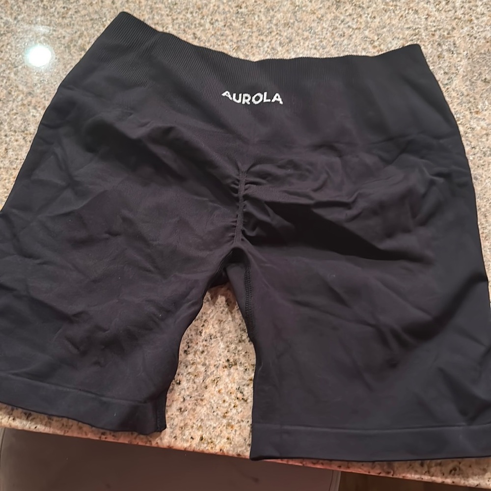Aurola booty scrunch shorts